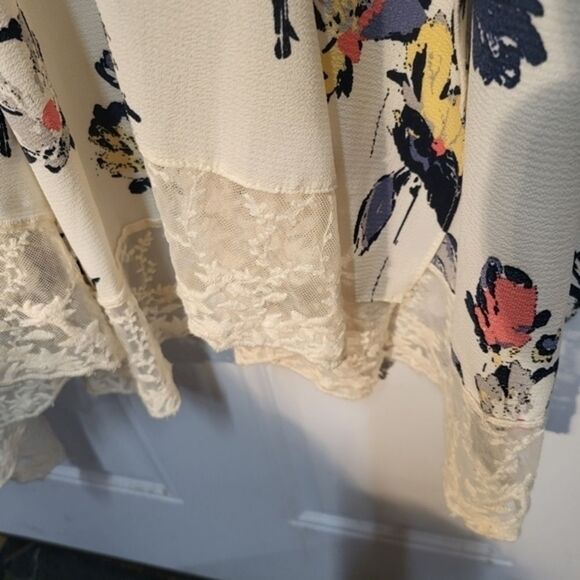 Maurices long‎ length floral kimono with embroidered lace and crochet fringe - Picture 3 of 9